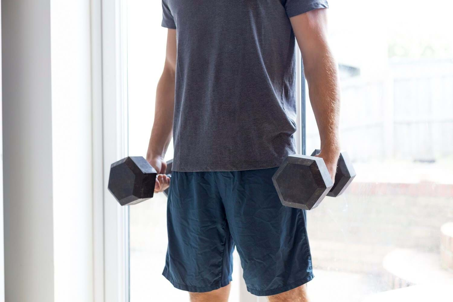 person doing dumbbell shrugs