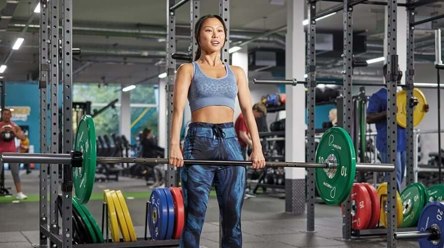 lady lifting barbell