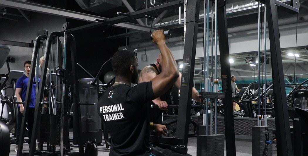 Single arm lat pulldowns